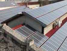 photographie aérienne des panneaux photovoltaiques du centre technique municipal